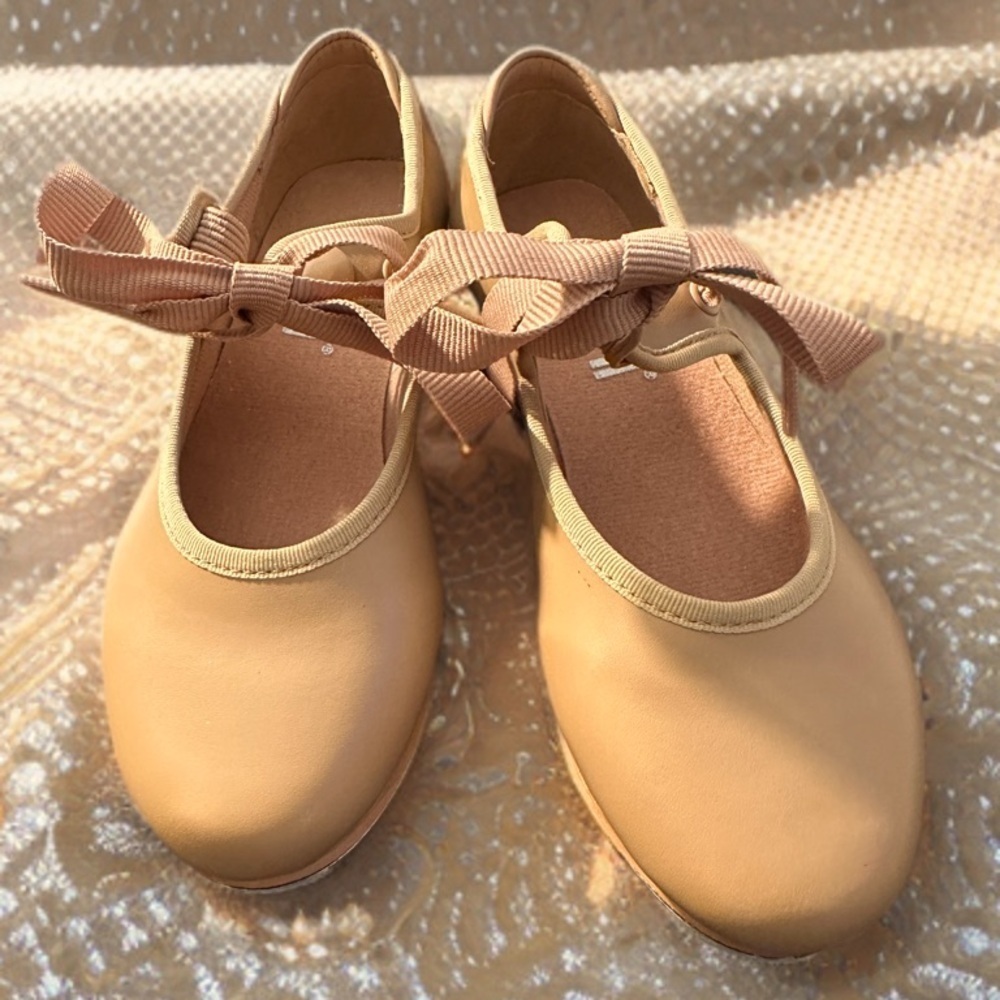 NEW Girl's Annie Tyette Dance Shoe Size Little Girl 8.5 Beige